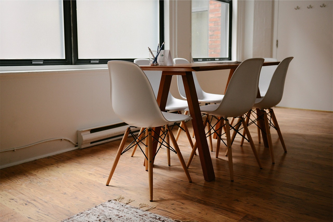 Stół i krzesła w stylu skandynawskim
