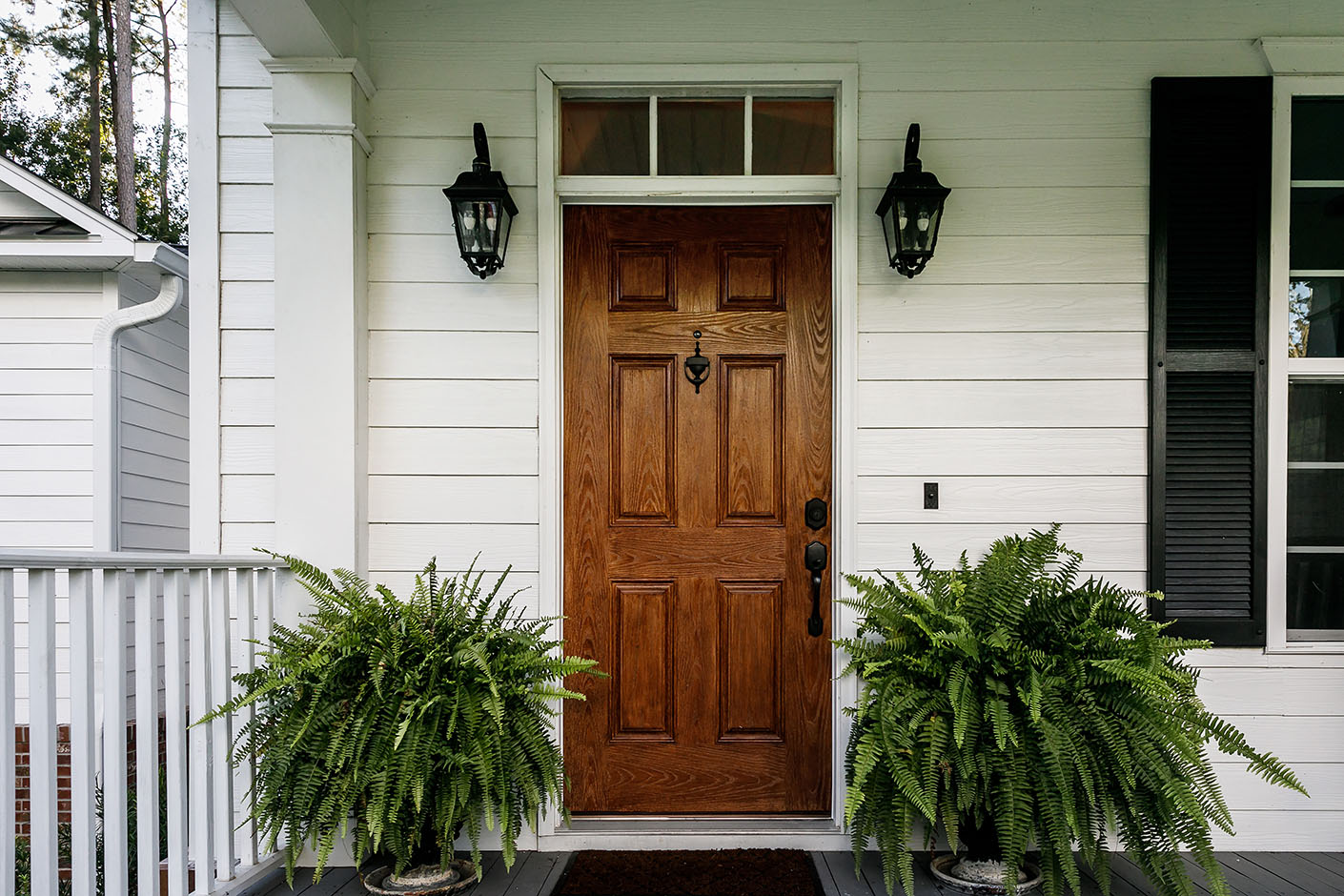 Wejściowe drzwi drewniane w domu