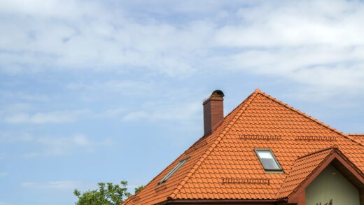 Wyczyszczona dachówka ceramiczna na dachu domu jednorodzinnego